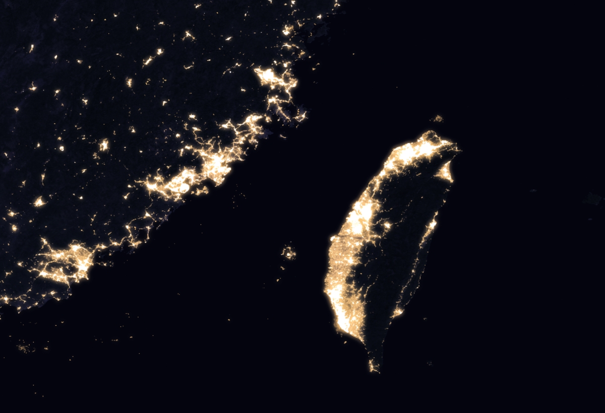 NASA 在 2016 年 12 月 31 日拍攝的夜景照，可看出臺灣有北、中、南三大亮區。 圖｜NASA 