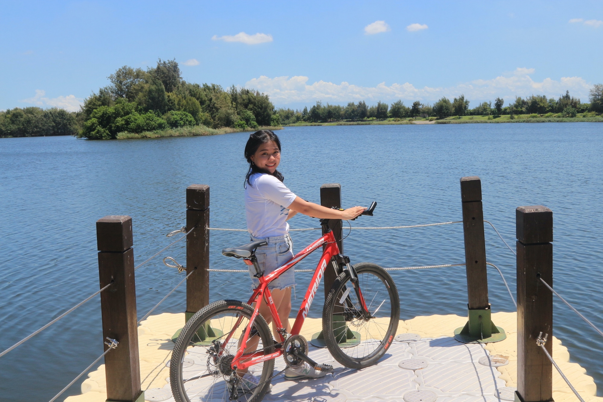 雲林口湖的「椬梧滯洪池景觀公園」有小日月潭之稱，適合騎自行車慢遊享受湖水風光。