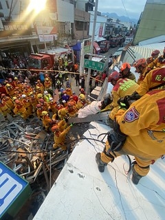 花蓮縣玉里鎮倒塌的7-11，受困民眾已全數救出。圖片來源：消防署