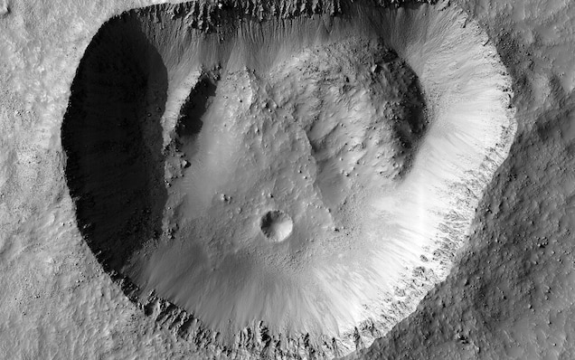 在這張影像中可以清楚地看到隕石坑邊緣的細節。外側和內壁單獨存在的巨石顯示這個隕石坑可能歷史並不悠久，因此地貌未受到大幅度更動。可能在隕石坑一形成的時候，它的形狀就這麼奇怪了。IMAGE BY NASA/JPL-CALTECH/UNIVERSITY OF ARIZONA