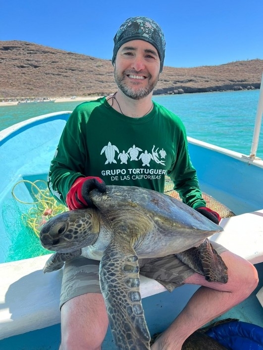主要作者之一Jesse Senko 與被捕獲的綠蠵龜，海龜之後被釋放。 圖片來源：Cindy Vargas via 亞利桑那州立大學