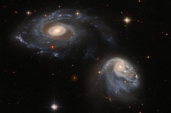 Arp-Madore 608-333。圖片來源：ESA/Hubble & NASA, Dark Energy Survey/DOE/FNAL/DECam/CTIO/NOIRLab/NSF/AURA, J. Dalcanton