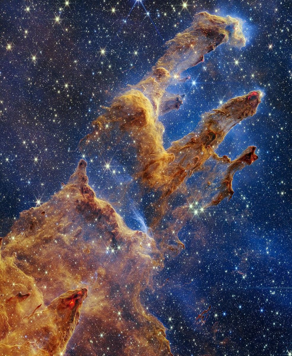 韋伯太空望遠鏡以近紅外光拍攝的老鷹星雲中心部位，其中包含大量新誕生的恆星，而彷彿金色海潮般的星際雲氣是新生恆星發出的噴流與星際間的塵埃與氣體交互作用而產生。