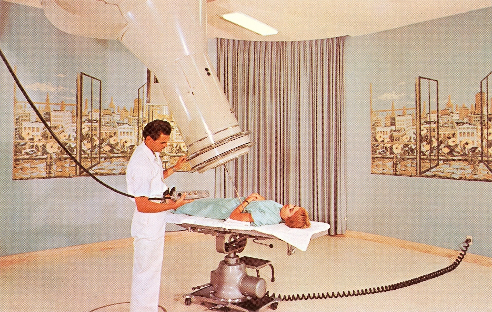 1960年代在放射線治療室中的放射線技師和病人。X光最早在1800年代晚期開始用於查找疾病，現在已經演變出電腦斷層掃描（CT）、核磁共振造影（MRI）和超音波，以及其他許多技術。 CORBIS/GETTY IMAGES 