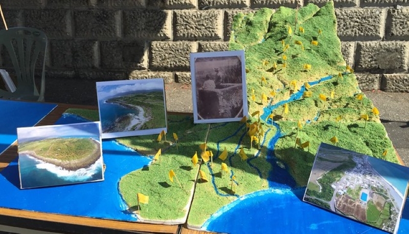 臺東比西里岸部落立體地圖，上頭插有 83 支標示傳統地名的小黃旗，也記錄了圍繞傳統地名開展的土地故事。 圖｜台灣環境資訊協會（李昀攝影） 