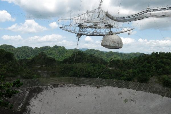 位於波多黎各的阿雷西博天文臺，在2020年8月倒塌之前曾是世界上最大的無線電波望遠鏡之一。 