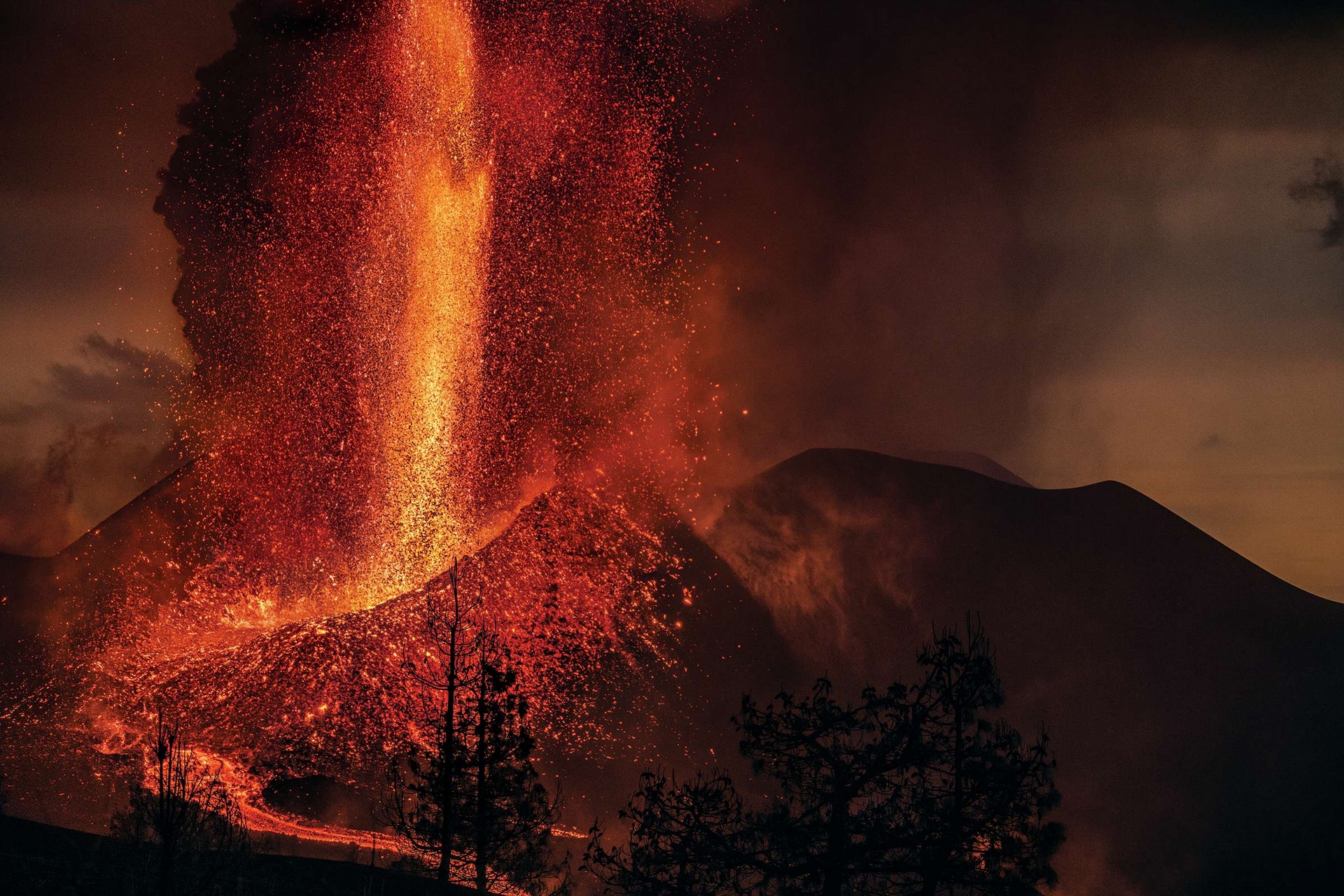 帕爾馬島的老昆布雷火山在2021年9月出現裂縫，同時也觸發了加納利群島500年以來最具破壞力的火山噴發事件之一。熔岩泉噴了約600公尺高，大量熔岩落在距離新形成的火山口數百公尺的地方。攝影：卡斯坦．彼得 CARSTEN PETER