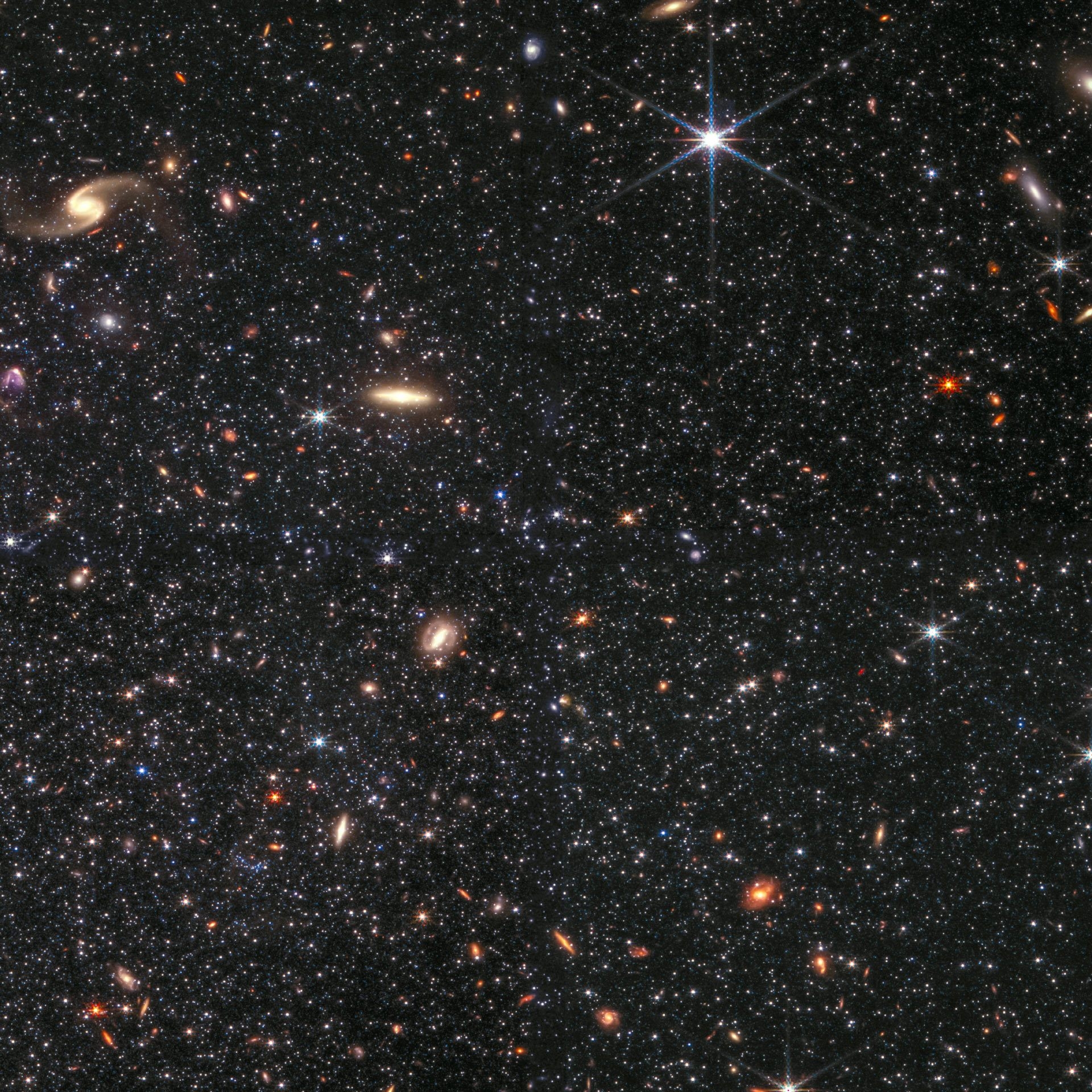 由韋伯太空望遠鏡近紅外相機（NIRCam）所拍攝，影像中顯示了WLM中無數恆星以及數十個背景星系。以下顏色分別是NIRCam在不同波段的影像：藍色：0.9微米、青色：1.5微米、黃色：2.5微米、紅色：4.3微米。圖片來源：NASA / ESA / CSA / STScI / K. McQuinn