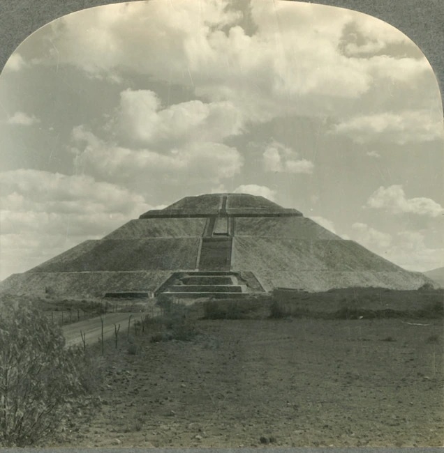 1930年代所見的特奧蒂瓦坎太陽金字塔。考古學家已經從這座地處古代美洲數一數二大城的遺址發掘出大量祭品──且經常是狼與鷹之類的掠食者。PHOTOGRAPH BY THE PRINT COLLECTOR, HERITAGE IMAGES VIA GETTY IMAGES 