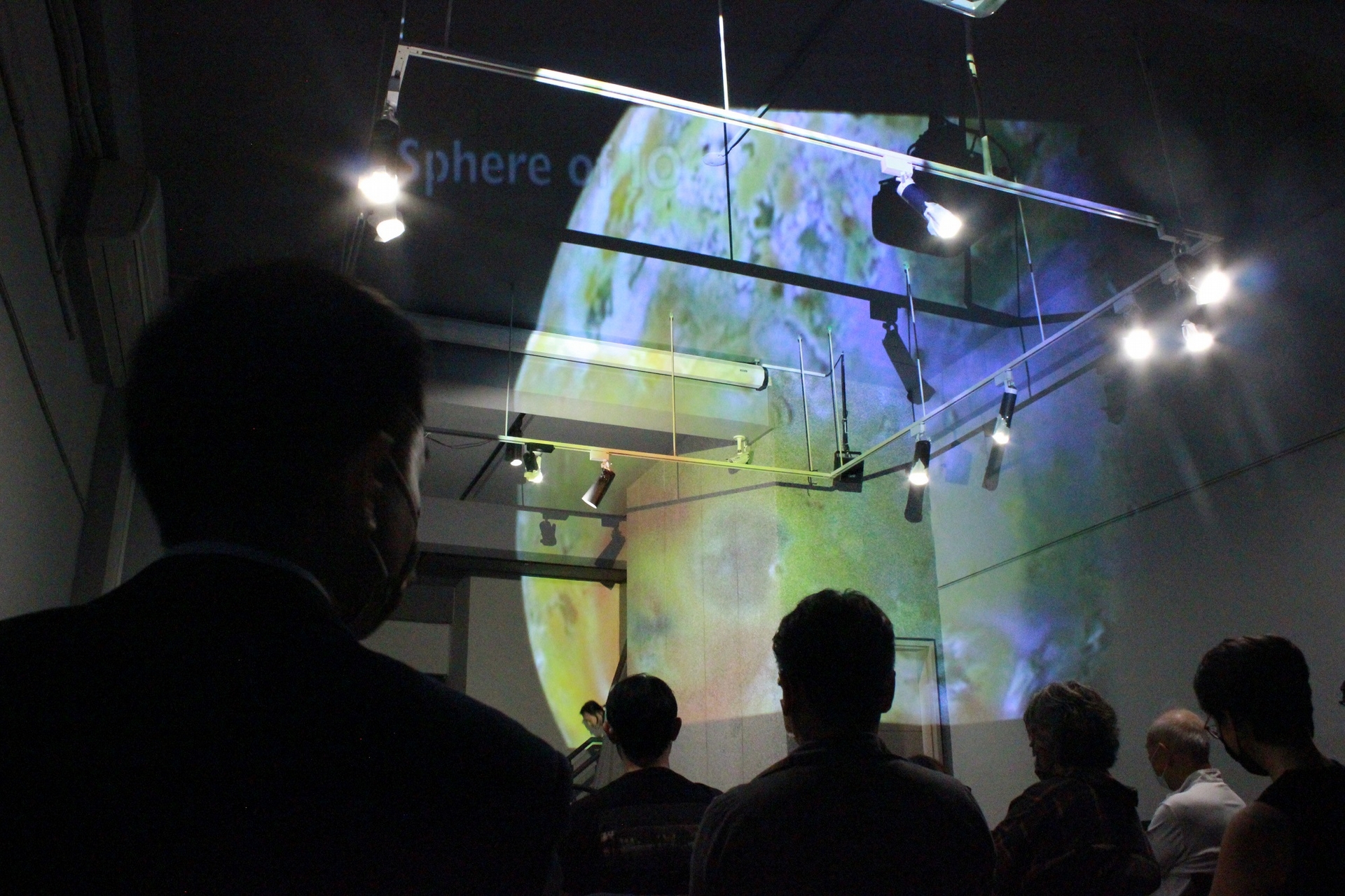2022大稻埕國際藝術節「重置之夜」表演，在ViewSonic投影科技輔助下，模擬出回歸寂靜的宇宙，讓觀賞者享受創新文化實驗表演。