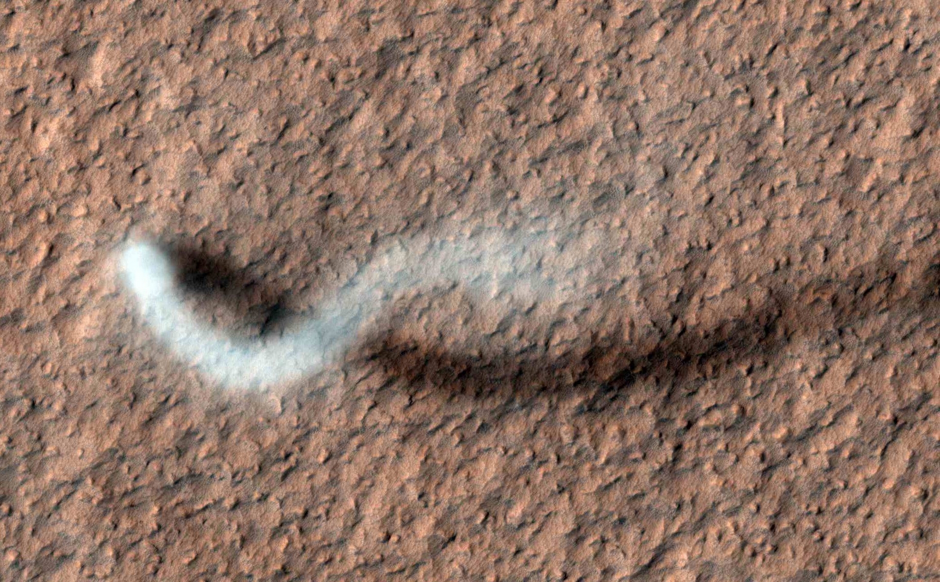 NASA火星探測軌道衛星拍攝的塵捲風。