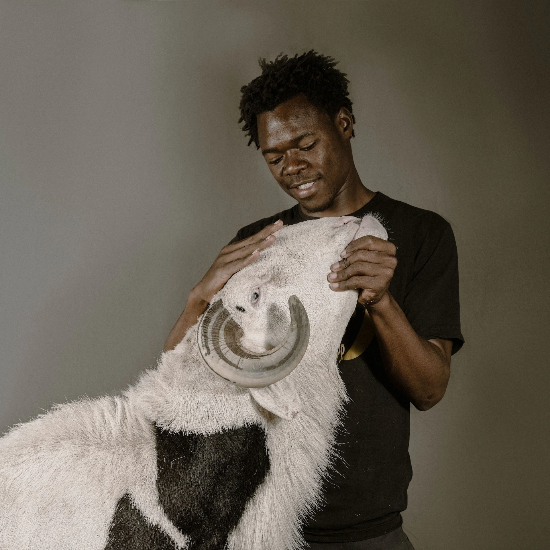 哈比布．迪奧普（Habibou Diop）展示他那隻19個月大、名為比迪歐．波．貝斯（Bideo Bou Bess）的小羊。