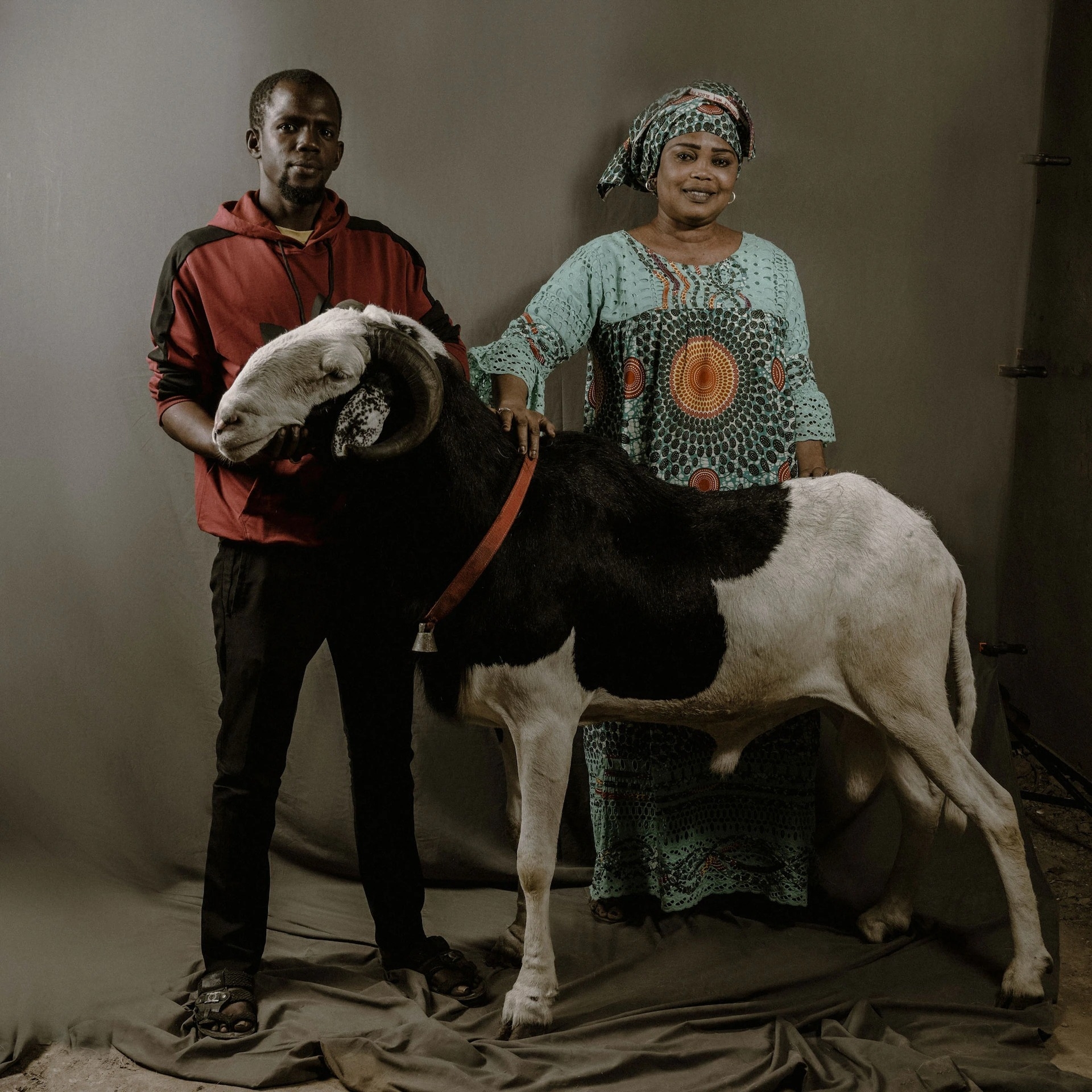 薇恩．法圖．本尼多．迪奧普（Wane Fatou Binetou Diop）夫人和兄弟穆斯塔法．迪奧普（Moustapha Diop）、還有他們的公羊一起拍照。牠是小馬帕提（Mapate Junior），今年兩歲半。