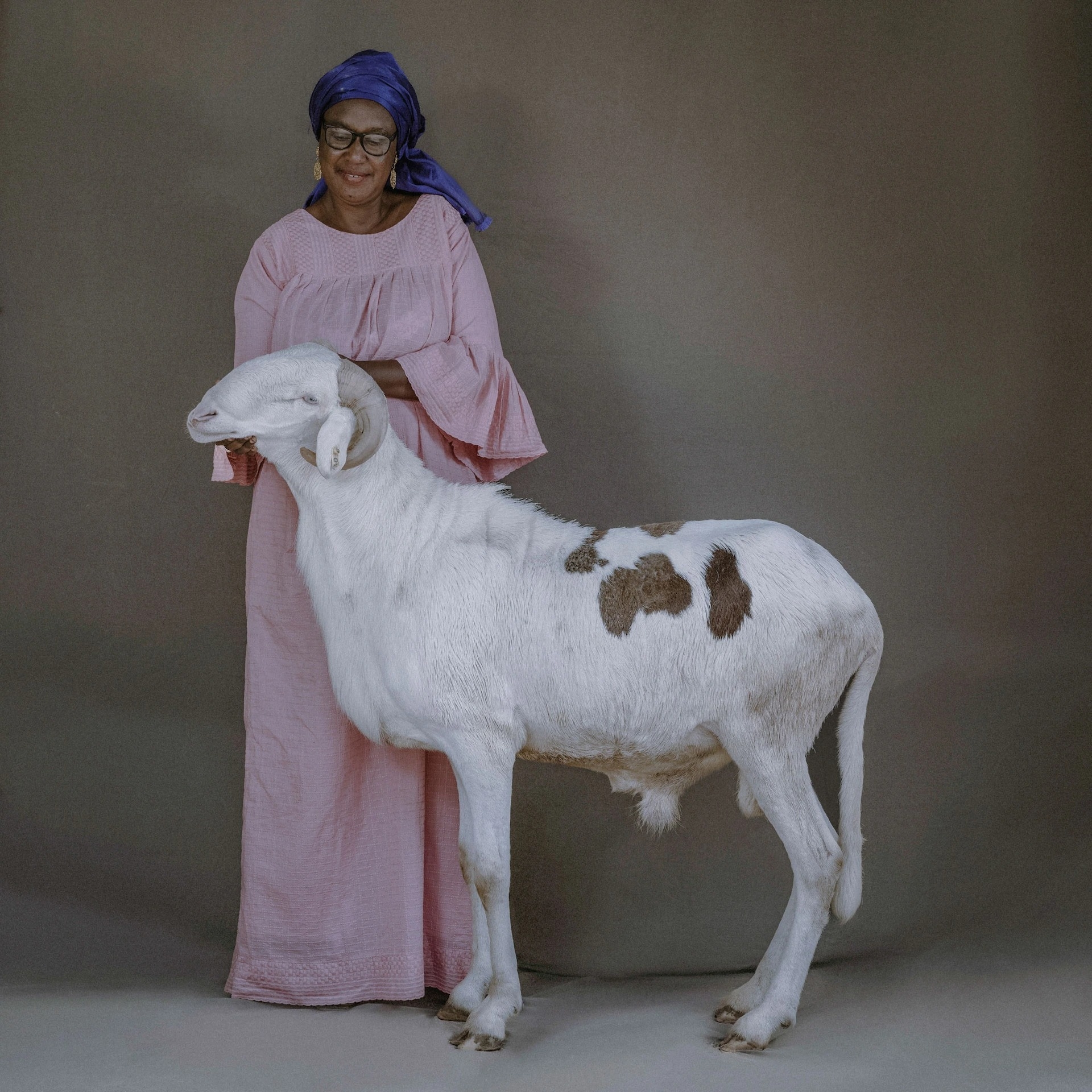 娑．法圖瑪塔．卡（Sow Fatoumata Ka）夫人和兩歲的拉多姆公羊阿瑪斯（Amath）。這種羊和其他綿羊不一樣，穆斯林的開齋節盛宴通常不會宰殺這種羊，因為牠們很珍貴，也備受大眾喜愛。
