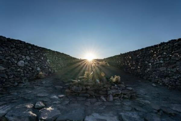 從墨西哥特拉克山上的石堤看日出。