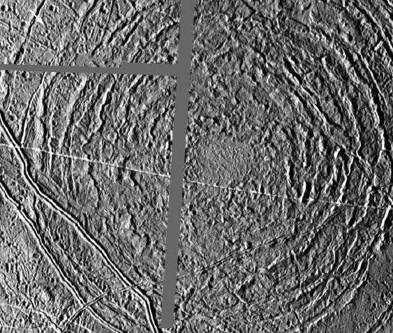 歐羅巴上巨大的波紋狀撞擊坑。圖片來源：NASA/JPL/DLR。