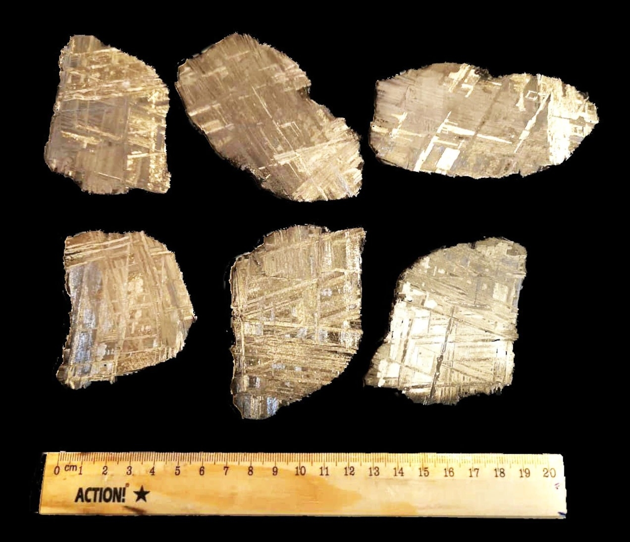 在這些埃爾阿里隕石的切片中，可以看到的鐵隕石常見的編織狀晶體圖案。但這顆隕石還帶來另外的驚喜：在地球自然界從未見過的三種新礦物。ABDULKADIR ABIIKAR HUSSEIN, ALMAAS UNIVERSITY