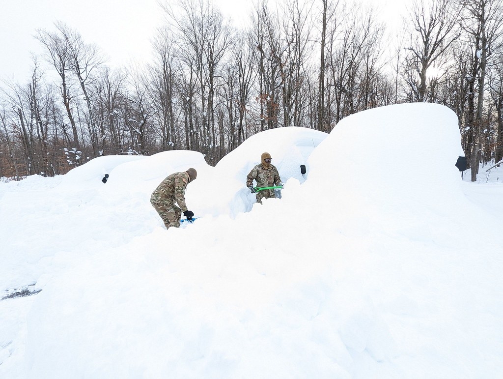 2022年11月18-21日大湖效應出現暴雪，安大略湖周圍的防備駐軍協助清理雪堆，當時累積雪量超過130公分。圖片來源：Mike Strasser／Fort Drum Garrison