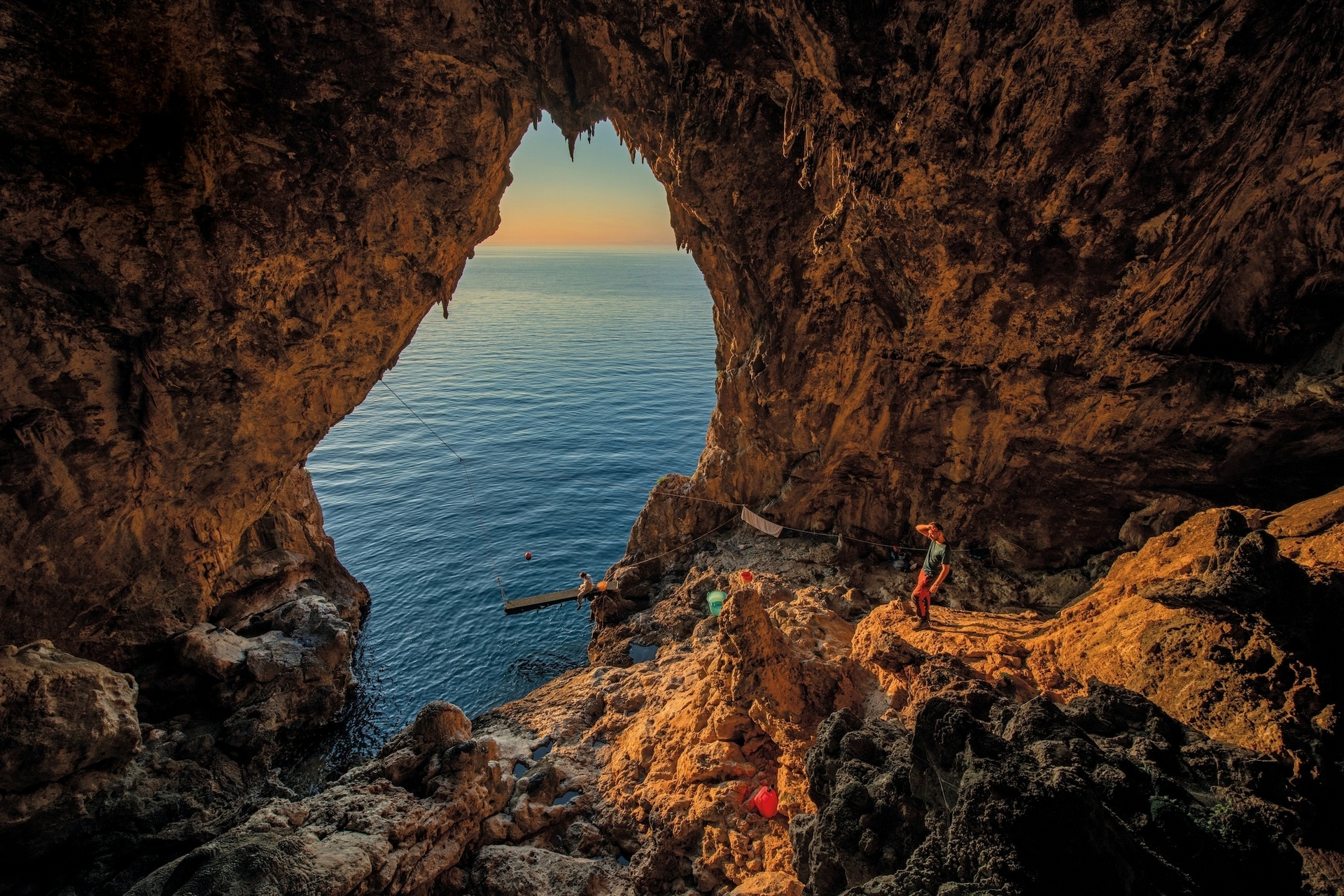 朝陽從義大利伸入地中海的阿真塔里奧海岬（Argentario Promontory）卡拉迪聖堤岩洞外升起。在大約5萬年前的更新世晚期，當時海水消退，應該可以從這裡看見尼安德塔人狩獵的平原。