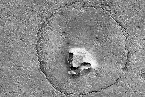 火星上熊臉隕石坑的區域。圖片來源：NASA/JPL-Caltech/UArizona.