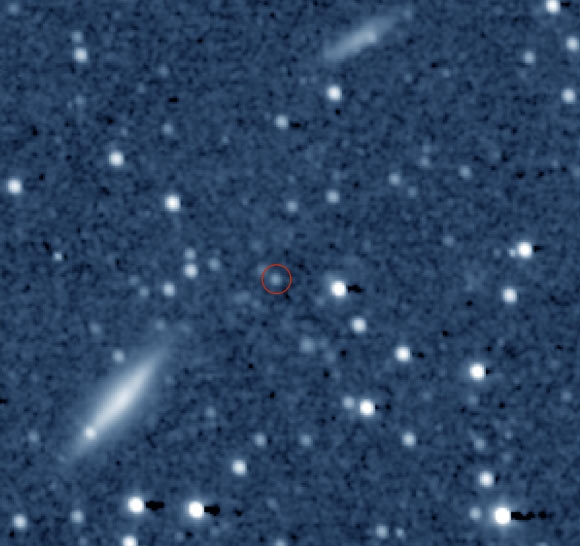 這張是由美國航太總署（NASA）新視野號於2016年7月14日拍攝到Quaoar的假色影像。此合成圖像除了背景恆星外，還包括24個單獨的LORRI圖像，及兩個星系（IC 1048和UGC 09485）。圖片來源：NASA / Johns Hopkins University Applied Physics Laboratory / Southwest Research Institute.