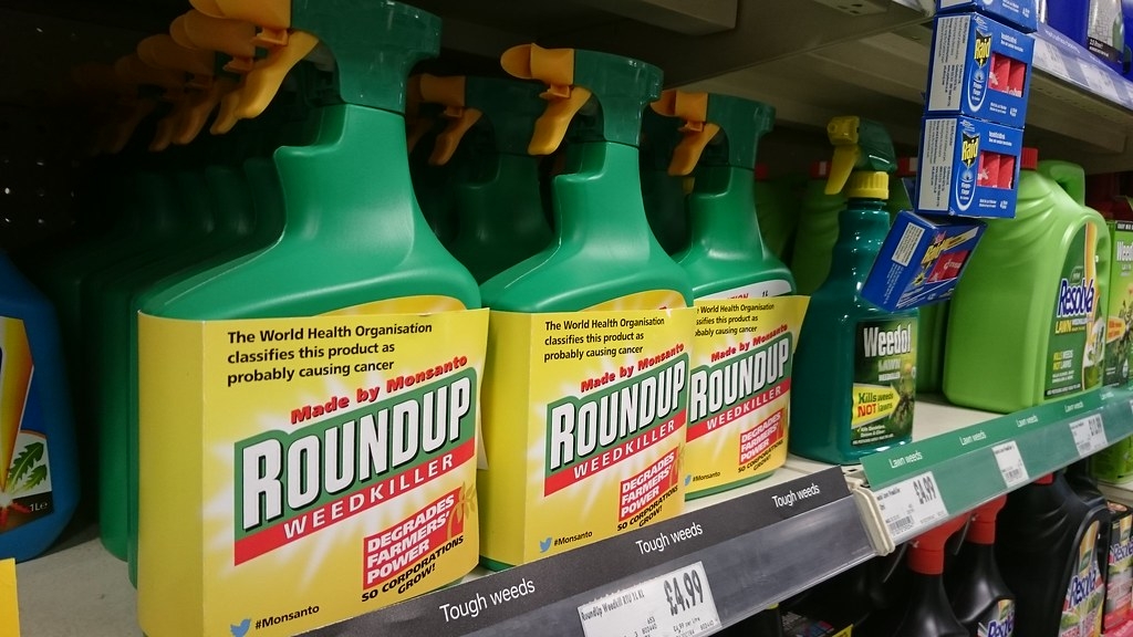 含有嘉磷塞成分的Roundup殺草劑在國內外均有爭議。照片來源：Global Justice Now。（CC BY 2.0）