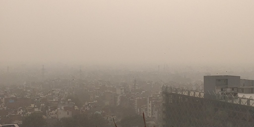 德里空汙嚴重，危害健康，當地祭出燃煤禁令等多項政策，改善空品。圖片來源：Prami.ap90（CC BY-SA 4.0）