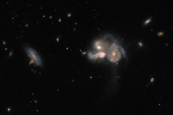 哈伯太空望遠鏡拍攝的牧夫座中的三個星系正走向碰撞。（圖片來源：ESA/Hubble & NASA，M. Sun）