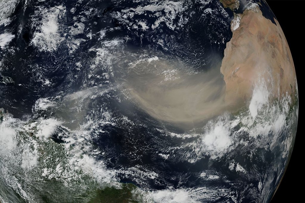 2020年6月 的哥吉拉（Godzilla）沙塵暴從撒哈拉沙漠吹向北美。 圖片來源：NASA Scientific Visualization Studio