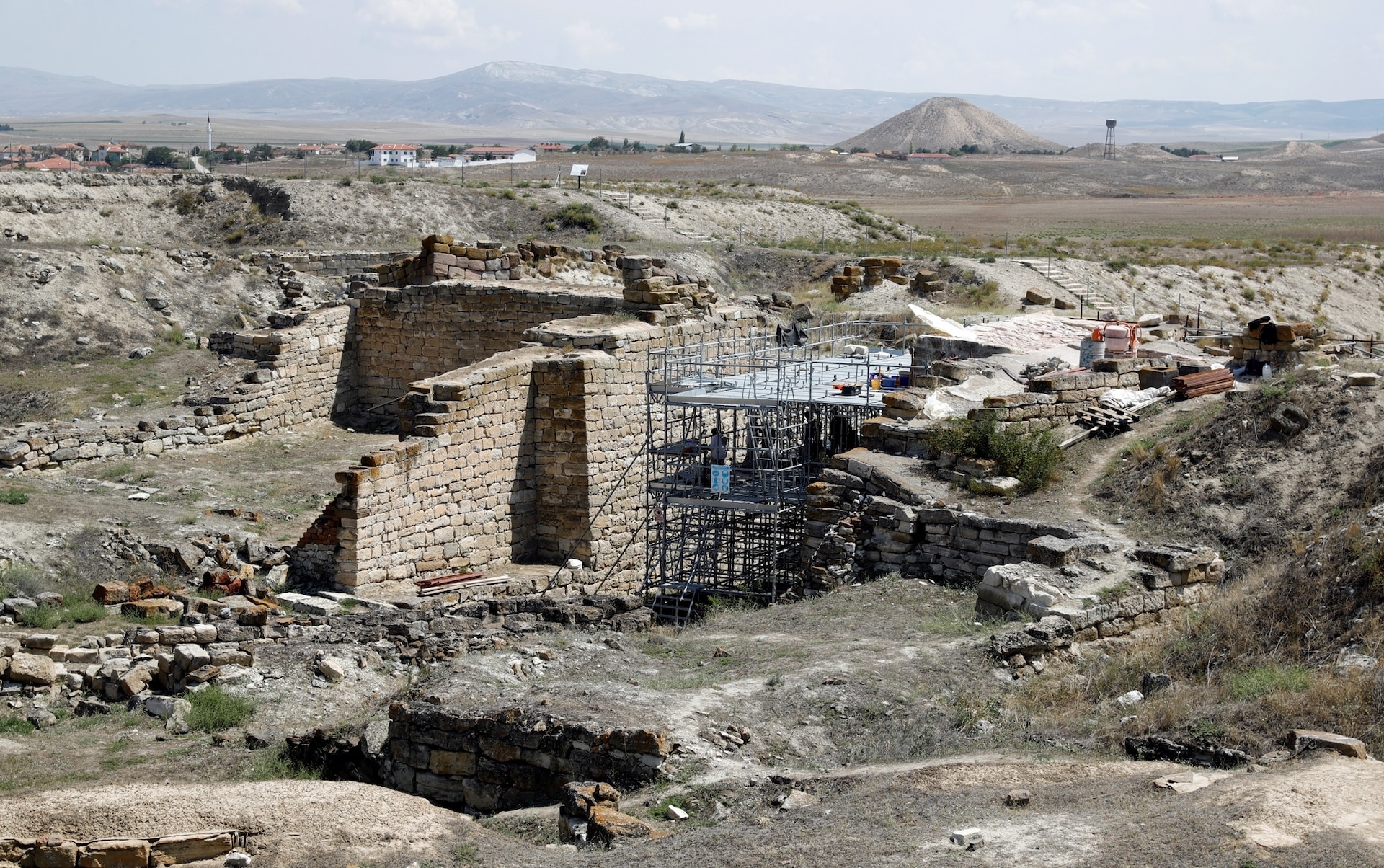 土耳其中部的古代弗里吉亞王國首都戈爾狄翁，考古學家已經持續發掘此地超過100年了。照片遠方是「邁達斯王」的陵寢。