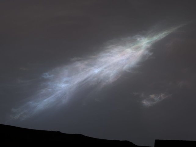如羽毛般的雲，在火星上空出現(© NASA/JPL-Caltech/MSSS) 
