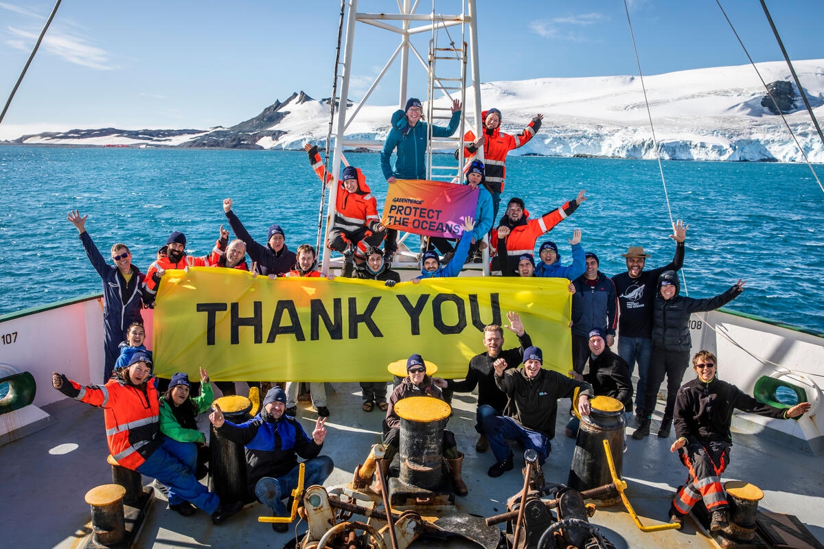 2020年，綠色和平船艦團隊於南極，向所有支持保護海洋的公眾表達感謝。 © Andrew McConnell / Greenpeace