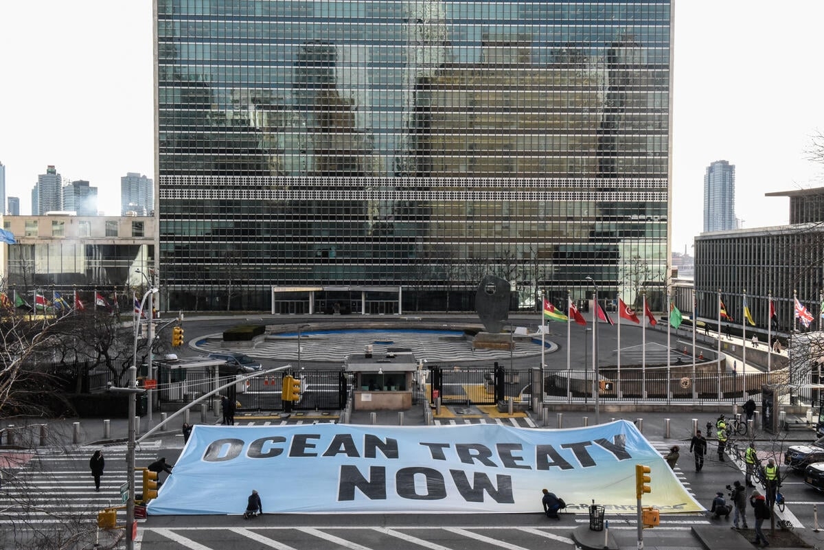 2023年2月27日，綠色和平行動者於美國紐約聯合國總部外，展開巨型布條，向正進行《全球海洋公約》協商會議的政府代表要求「立即制定海洋公約」。 © Stephanie Keith / Greenpeace