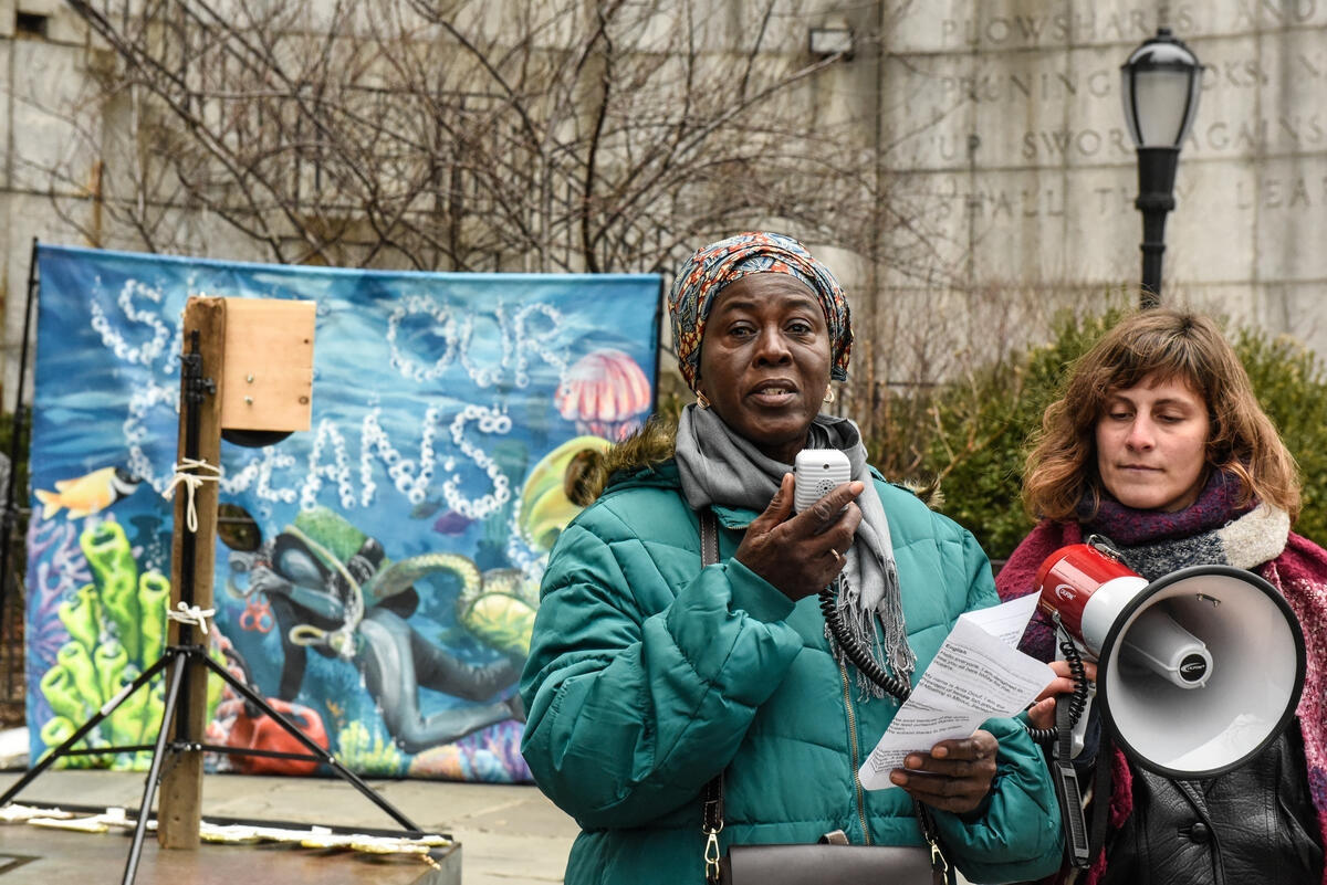 2023年2月23日，來自塞內加爾的社區領導Anta Diouf，與綠色和平在聯合國大樓外進行街講，向民眾與各地方代表團對表達保護海洋的必要。 © Stephanie Keith / Greenpeace