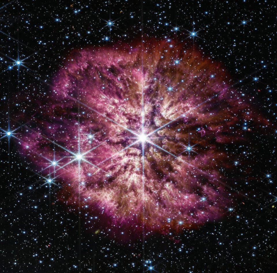 位於中間發出明亮光芒的恆星即為Wolf-Rayet 124（NIRCam 和 MIRI 合成圖像）。