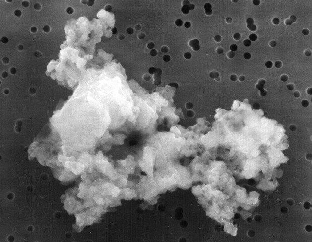 這塊在我們大氣層中發現的星際塵埃，被認為是早期太陽系的一部分，這表示輕質顆粒可以在進入大氣層後倖存下來，不會因摩擦產生太多熱量。圖片來源：NASA