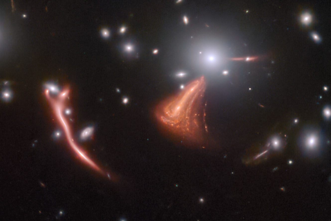 被稱為「宇宙海馬」的重力透鏡星系團，位於后髮座。來源：韋伯太空望遠鏡  