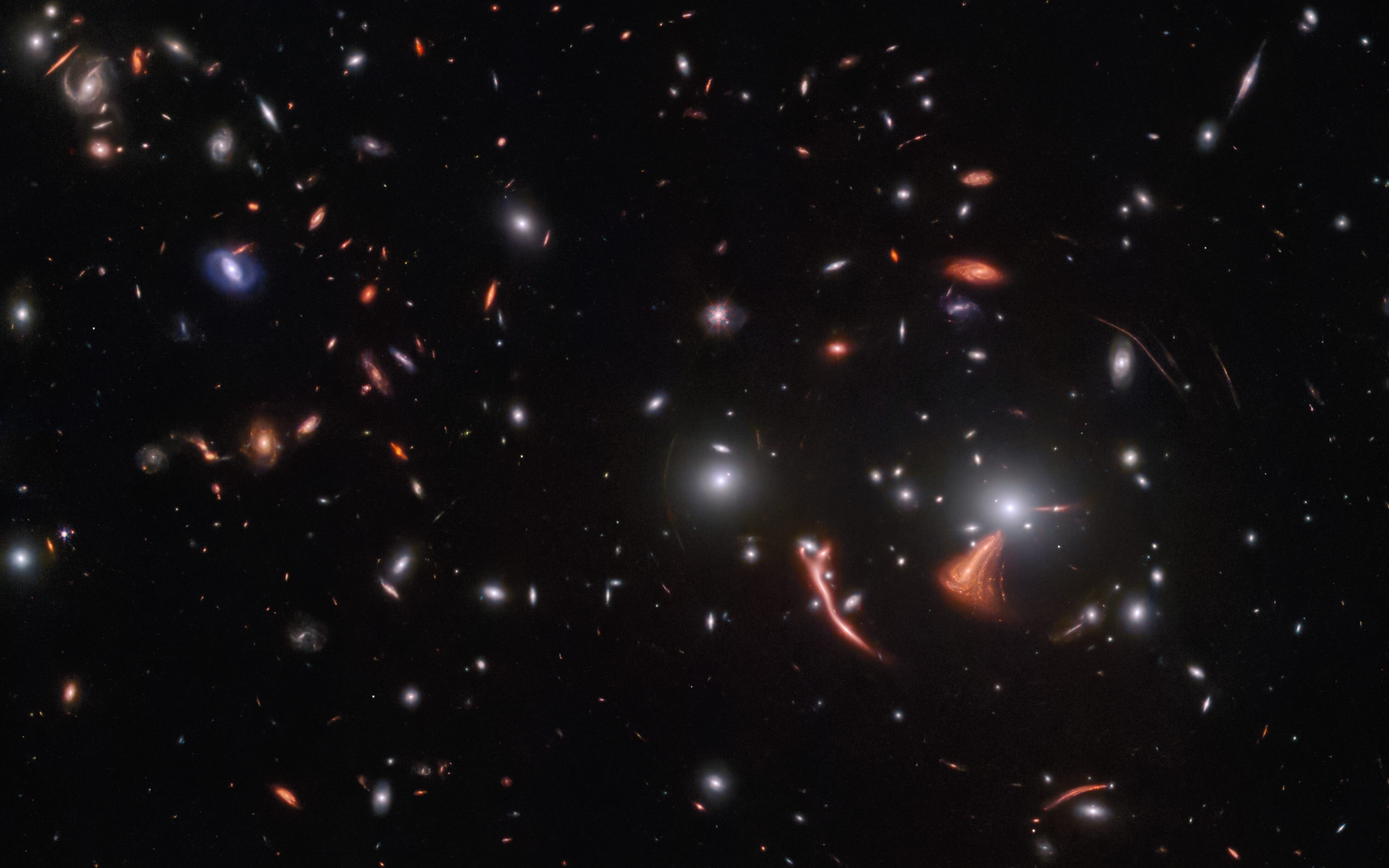 重力透鏡作用下遠方的螺旋星系被放大扭曲，成為奇特的外形。來源：ESA