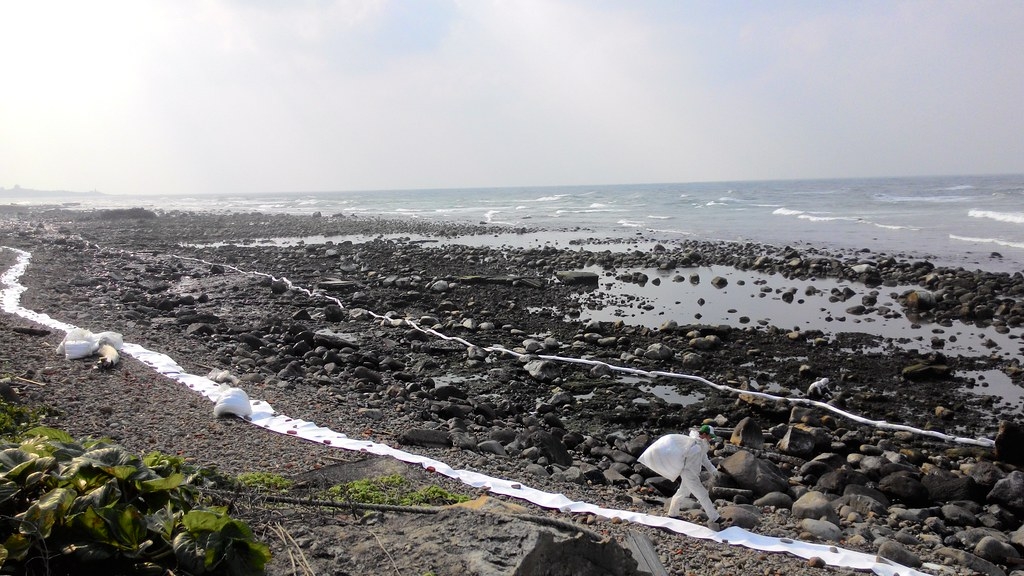 2016年北海岸石門外海發生「德翔台北」貨輪擱淺事故，船身破裂導致重油外洩，造成重大海洋汙染。資料照，林倩如攝