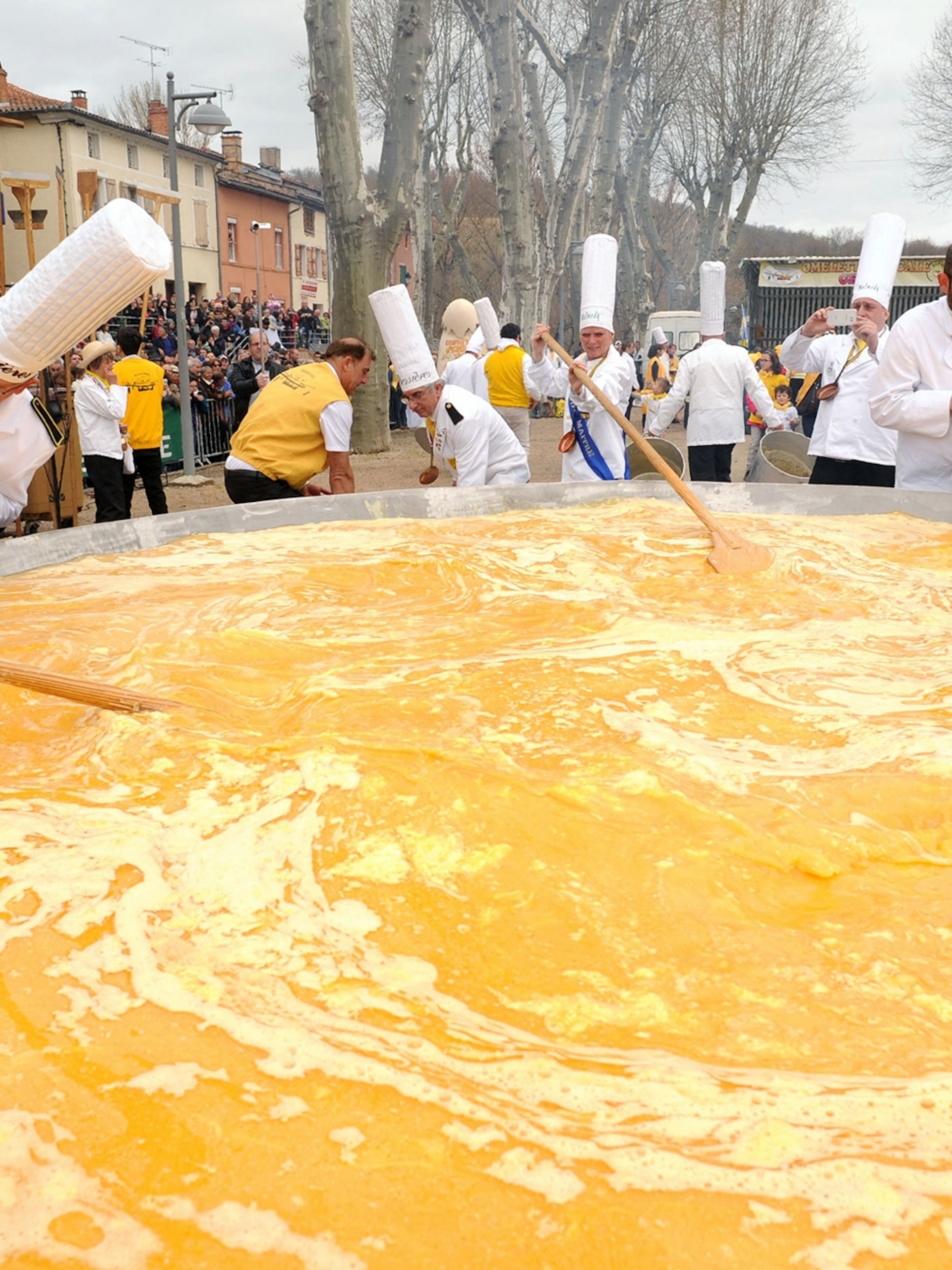 群眾聚集在貝西耶赫，圍觀巨型歐姆蛋的製作過程。 PHOTOGRAPH BY REMY GABALDA, GETTY IMAGES 