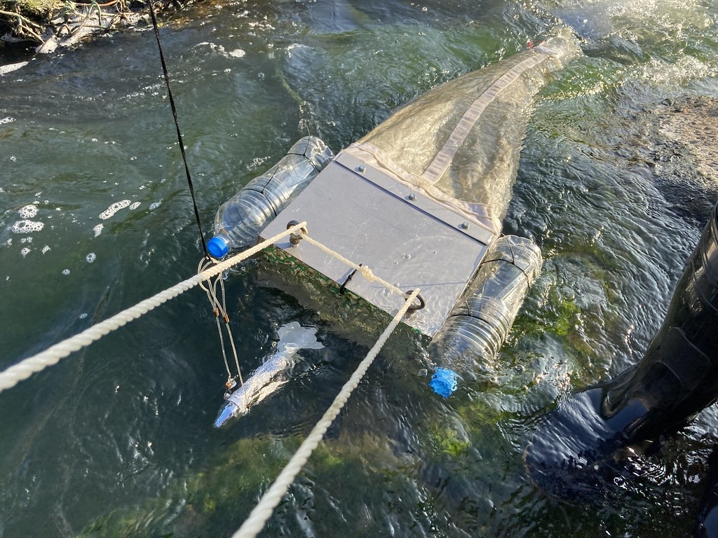 中研院跨團隊調查臺灣河川中的微塑膠含量，團隊以蝠魟網（manta net）作為採集工具。照片來源：研究團隊提供