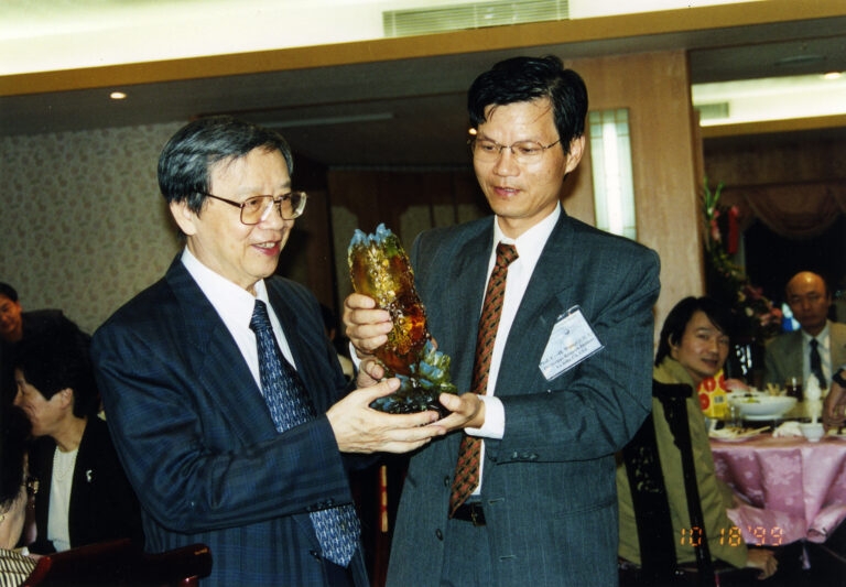王光燦（左）帶領翁啟惠（右）進入化學的研究殿堂，圖為 1999 年王光燦的退休餐會上，翁啟惠贈與恩師紀念品。 圖│翁啟惠 