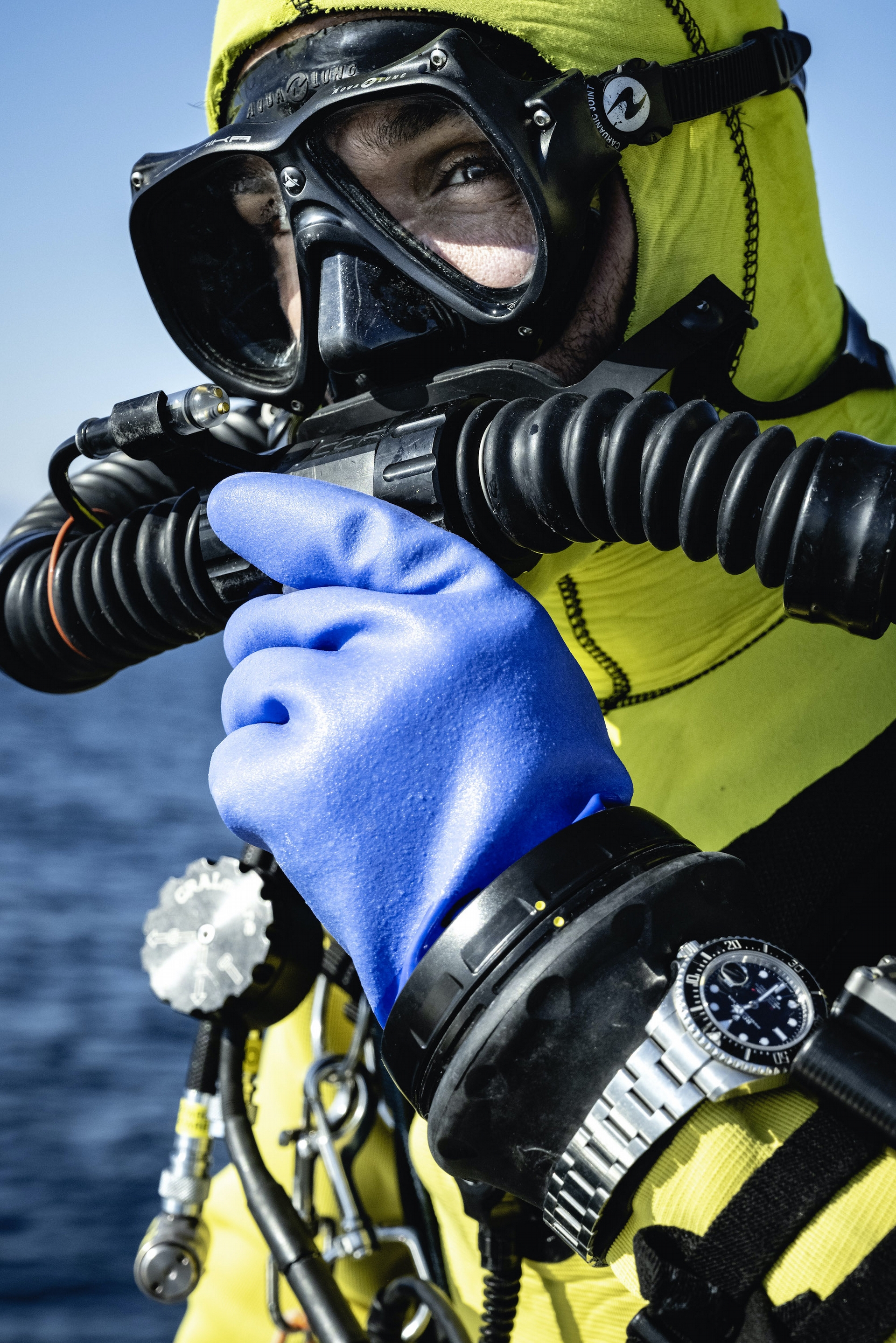 深潛專家吉斯蘭．巴杜佩準備下潛，他配戴的循環式呼吸器可延長供氧時間。（圖片：勞力士提供）