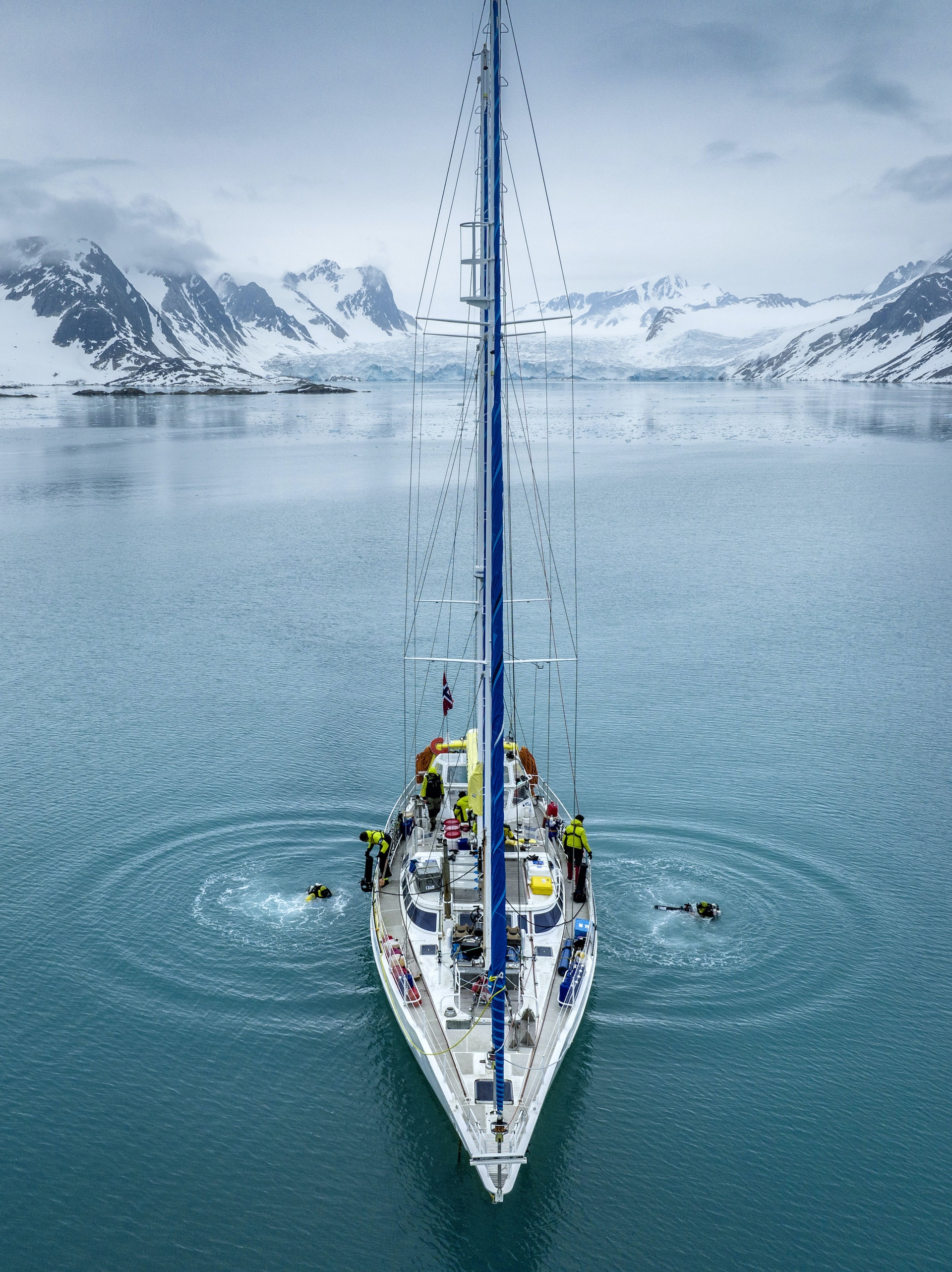 探險隊在北冰洋寒冷水域航行。（圖片：勞力士提供）
