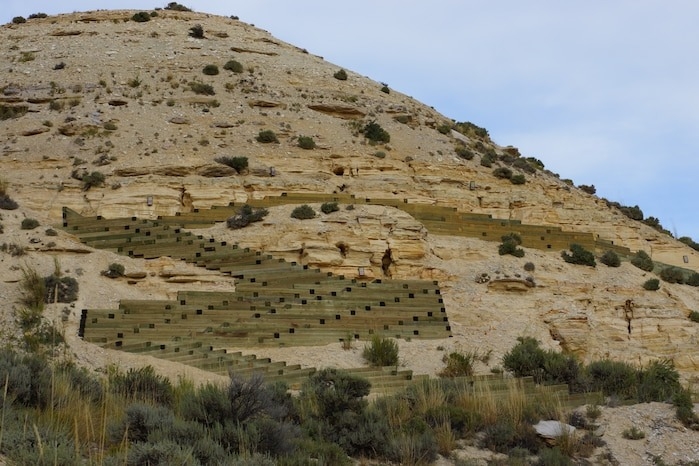 懷俄明州化石丘國家保護區（Fossil Butte National Monument）的這道階梯通往一塊被保存下來的古代湖床岩石。新近獲得描述的蝙蝠化石出土地點就在保護區旁邊的私有地上。PHOTOGRAPH BY NATIONAL PARK SERVICE 