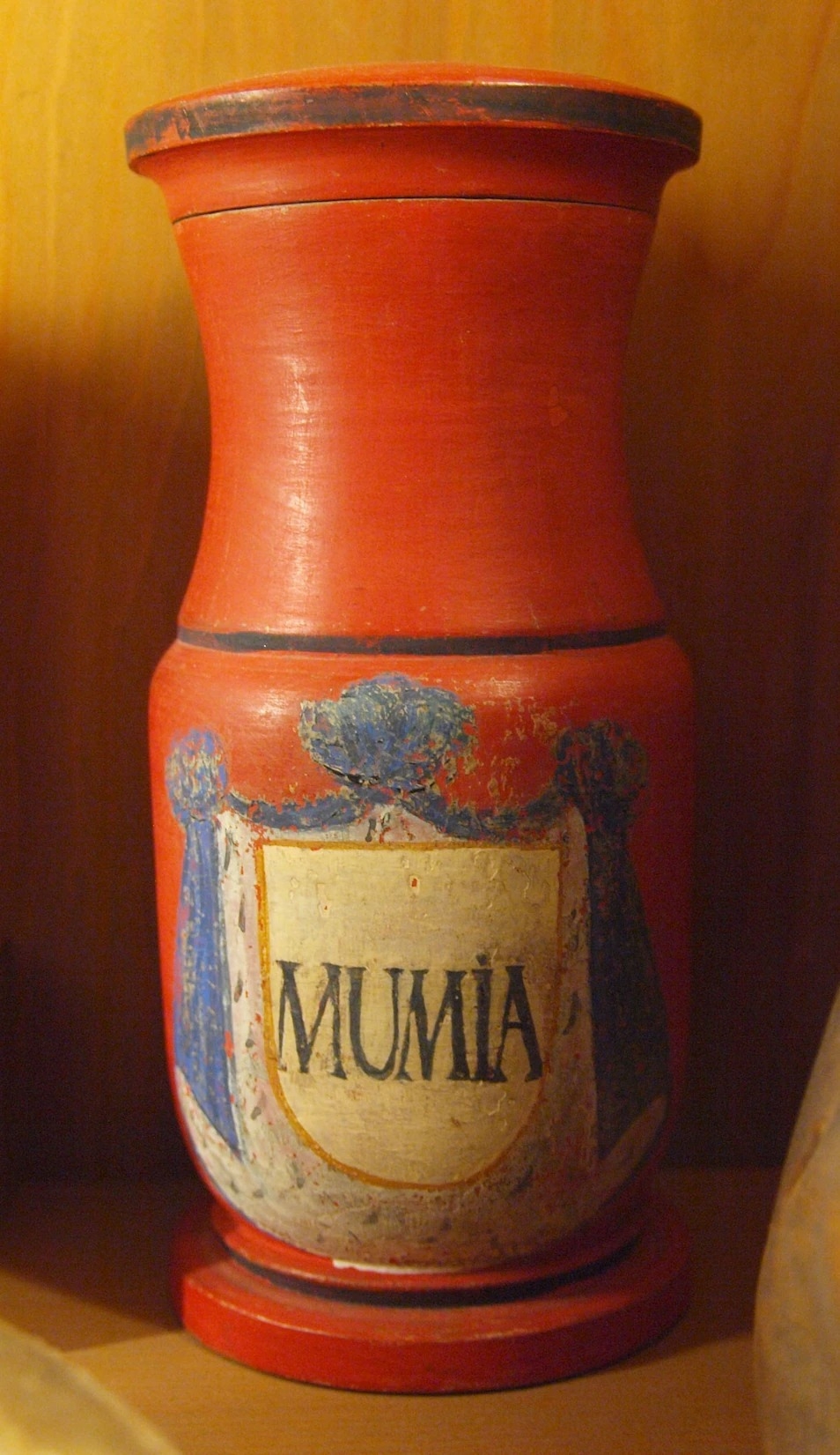 雖然瓶身上刻著「mumia」字樣——一種能在波斯山坡上找到的藥材——這瓶18世紀的藥瓶可能曾經裝著磨碎的木乃伊。當時在一樁史詩級的重大誤譯之下，讀過mumia相關文書的西歐人相信這種藥材取自經過防腐處理的屍體。PHOTOGRAPH VIA WIKIMEDIA COMMONS 