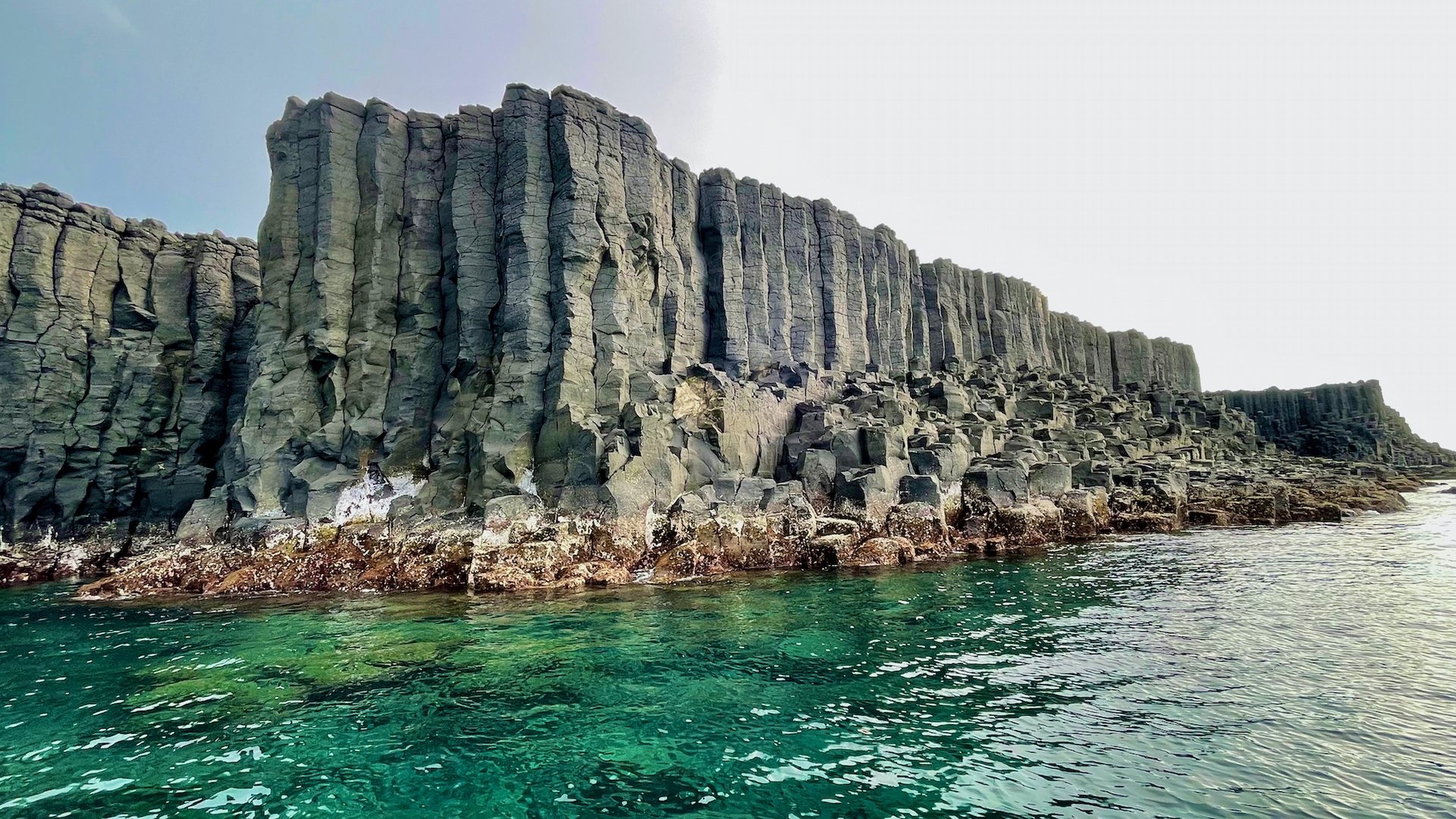 西吉嶼，有著綿延海岸的柱狀玄武岩地形，隨著海浪沖刷，形成大大小小的海蝕洞。（圖片由活水文化事業有限公司提供）