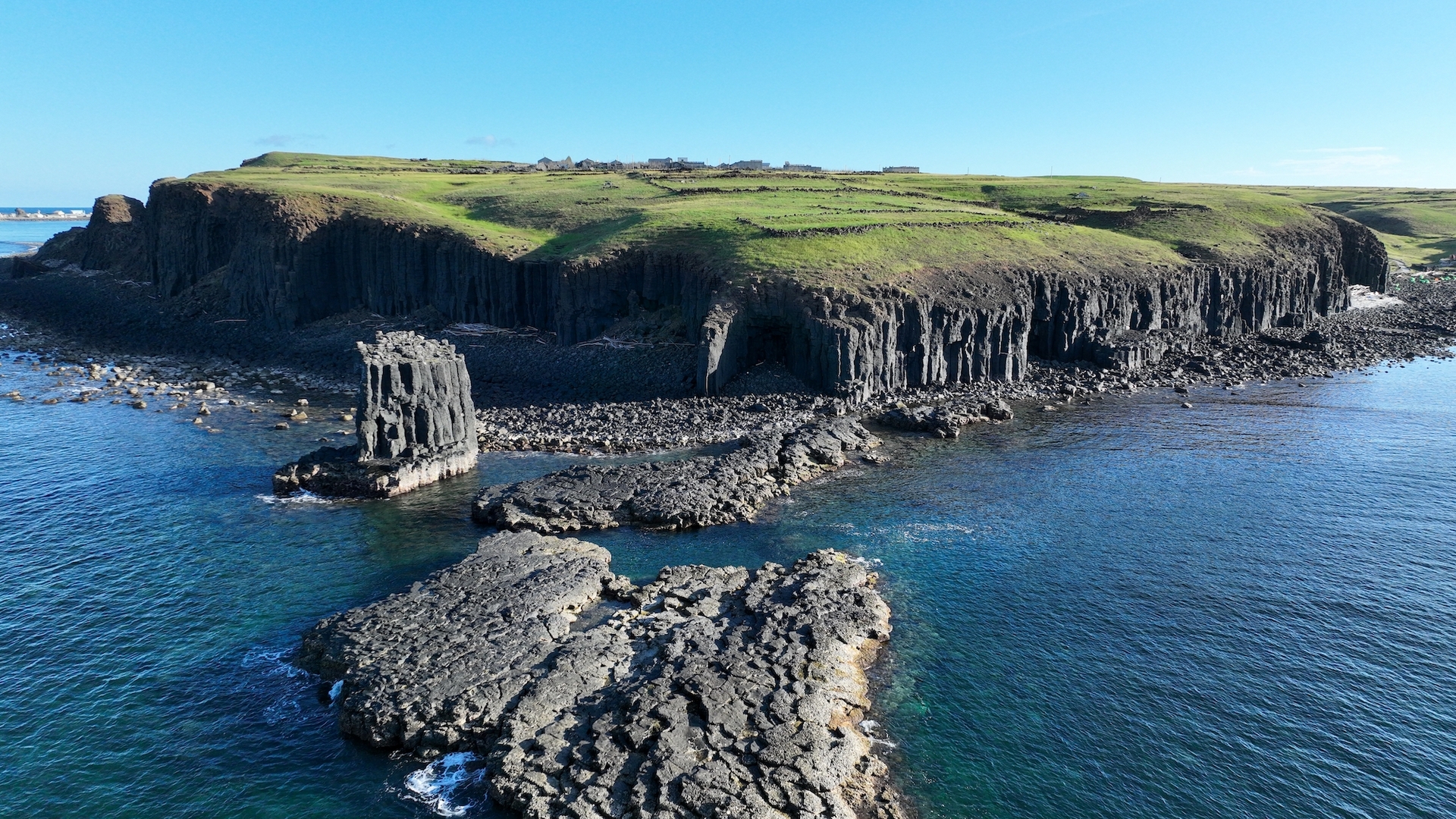 澎湖南方四島，常可見壯觀的柱狀玄武岩，是千萬年前火山作用形成的獨特容顏。（圖片由活水文化事業有限公司提供）