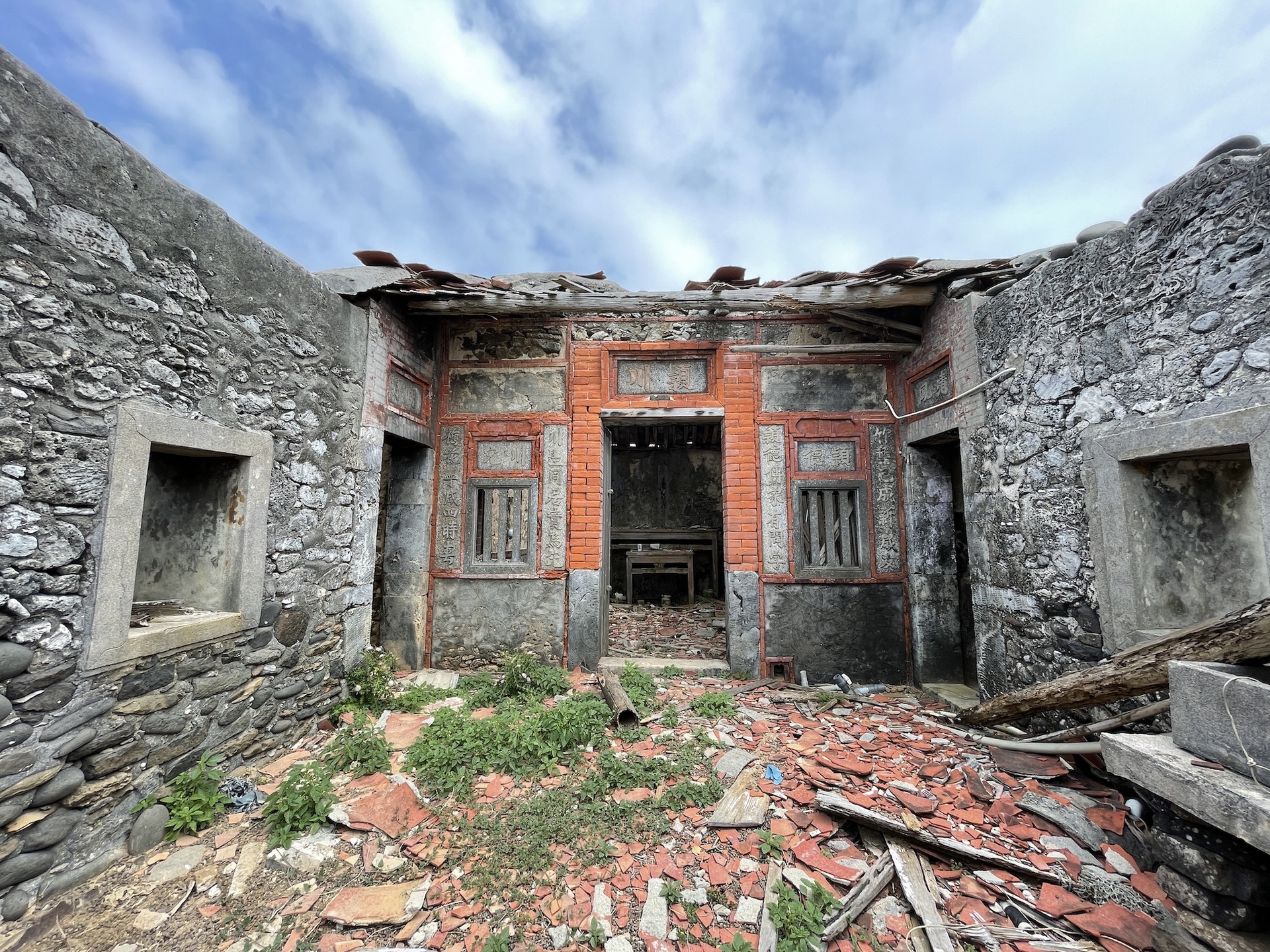 隨著時代變遷，島上居民多數已遷出，老舊的房子禁不起地震、風吹雨打，是急需被保護的珍貴歷史碎片。（圖片由活水文化事業有限公司提供）