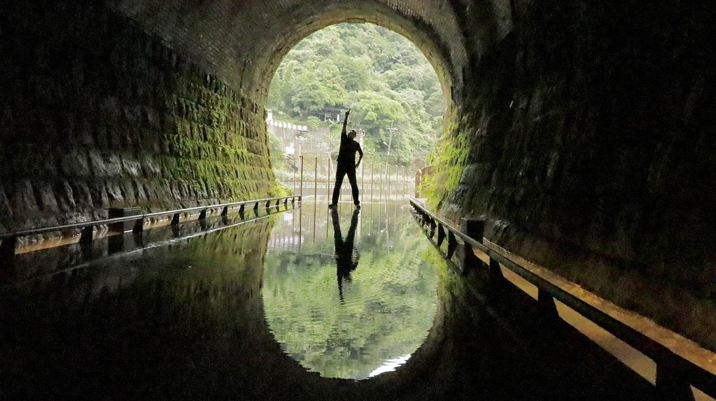 三貂嶺隧道最著名的鏡面水池，新北市長侯友宜也在此拍出倒影畫面。圖片來源：新北市政府工務局